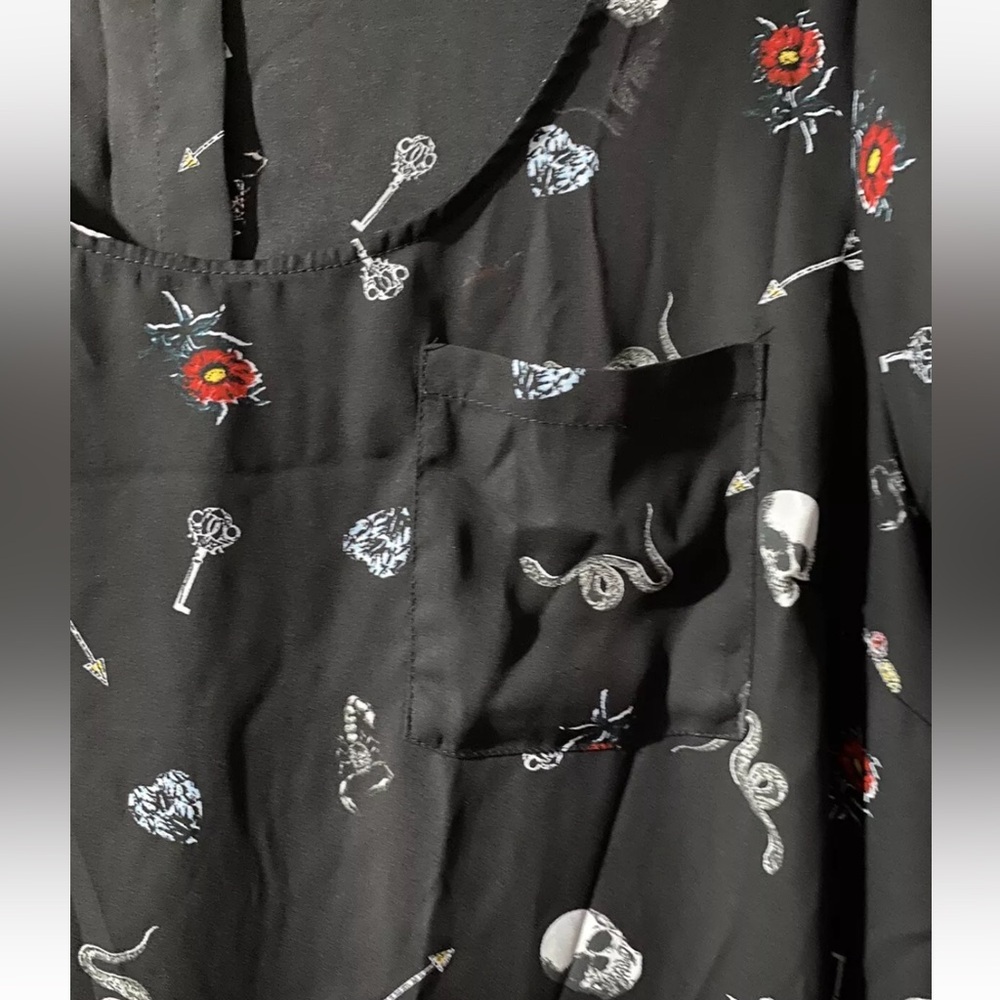 Torrid Sz 2 Black Skull Key Heart Blouse, Button Down Back EUC - Picture 2 of 2
